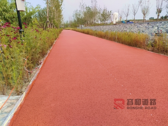正定趙普濕地公園給瀝青路面鋪上了紅色地毯便于市民自行車和跑步鍛煉